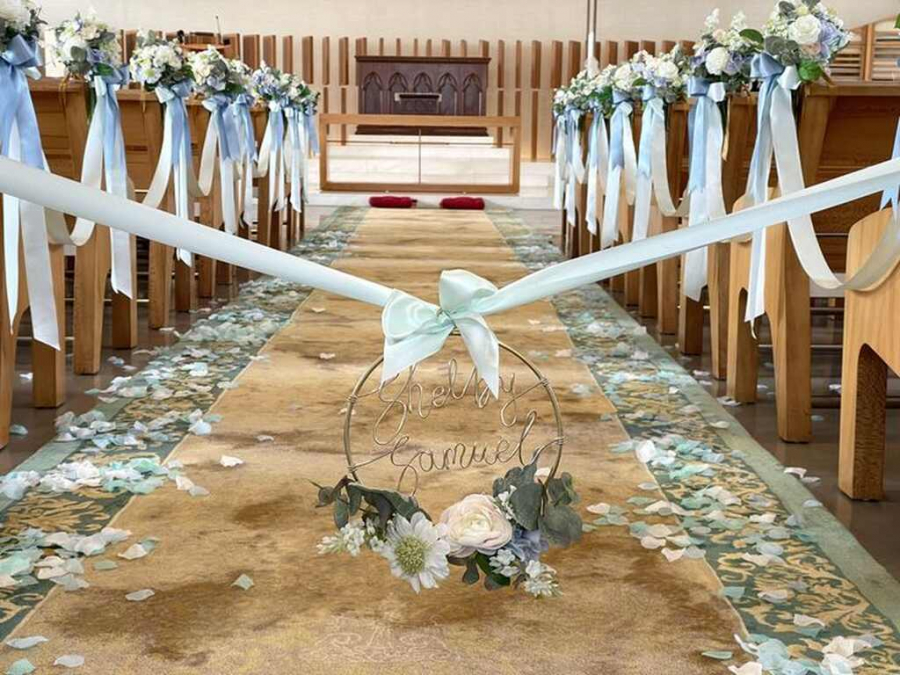 entrada da igreja com decoração de casamento azul e branco