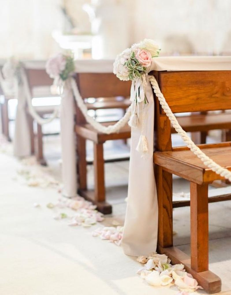 decoração de casamento na igreja branco e rosa com cordas nos bancos