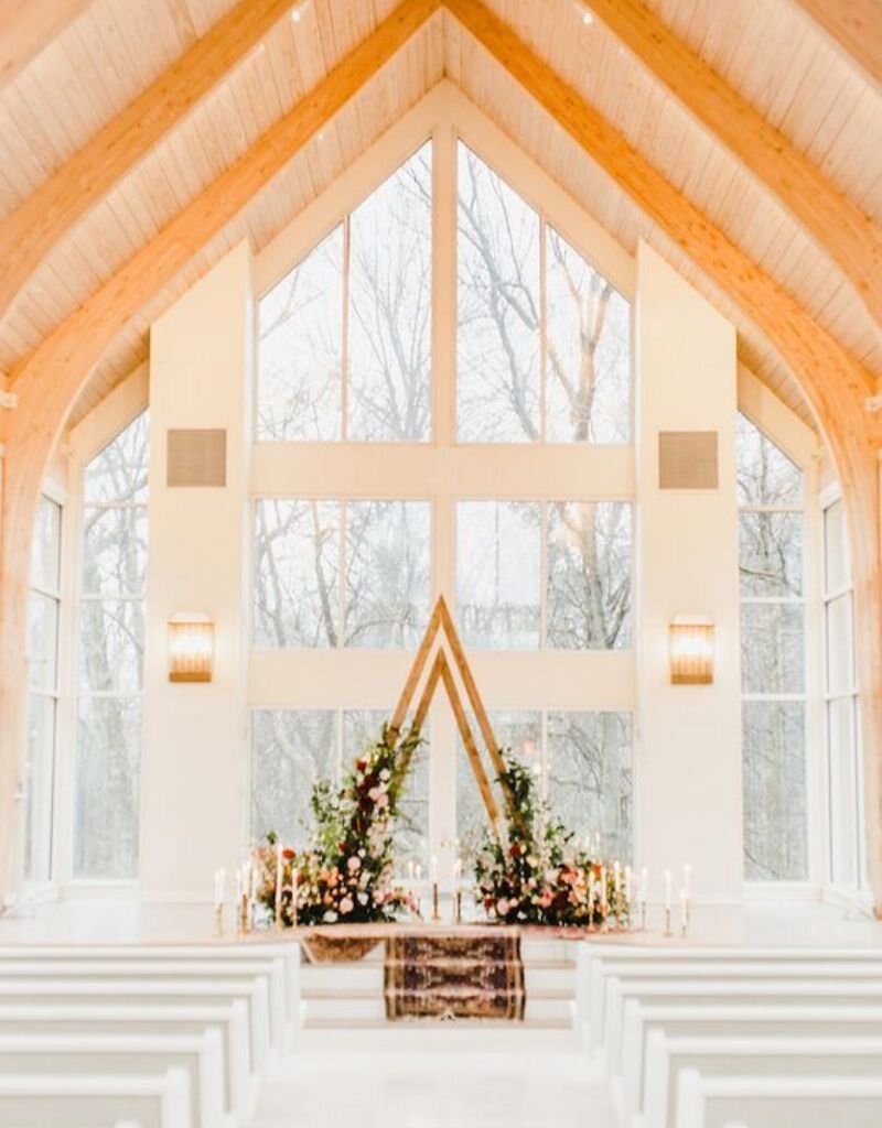 decoração de casamento na igreja com altar triangular