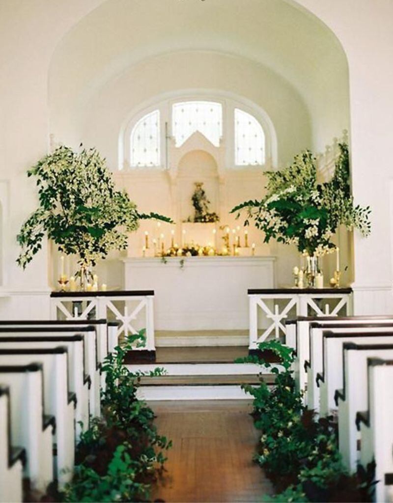 decoração de igreja com arranjos com folhagens