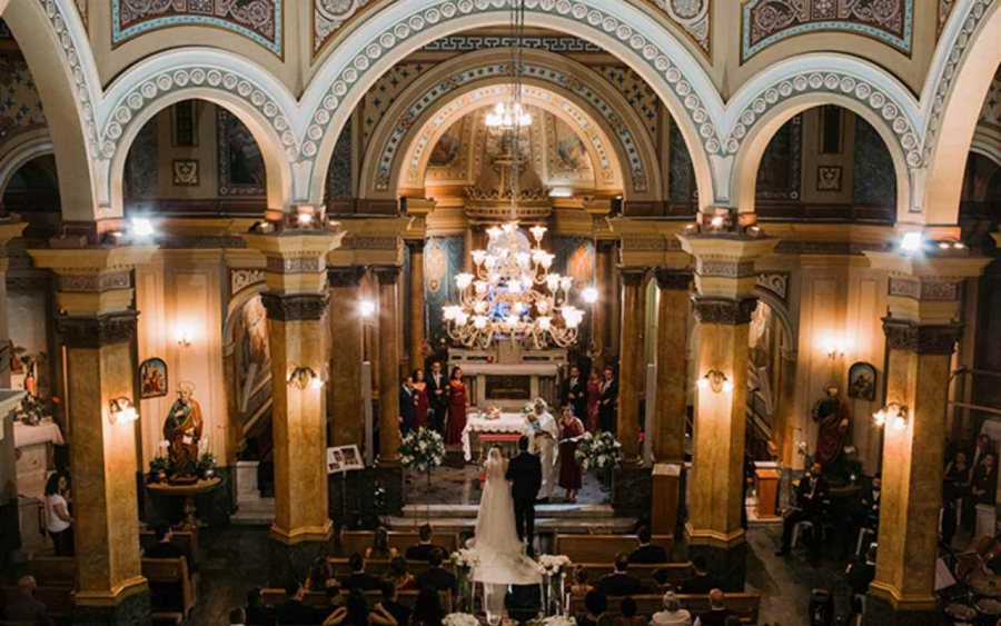 noivos em cerimonia de casamento com decoração de casamento na igreja clássica