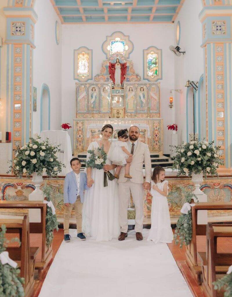 decoração de casamento na igreja com passarela branca