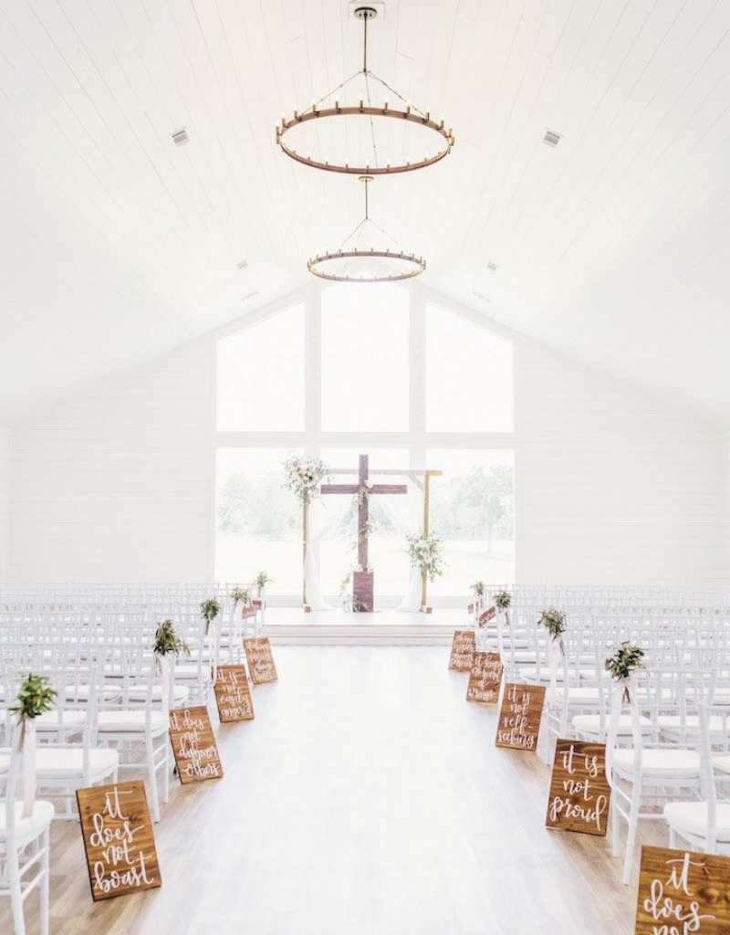 decoração de casamento na igreja com placas de madeiras no corredor