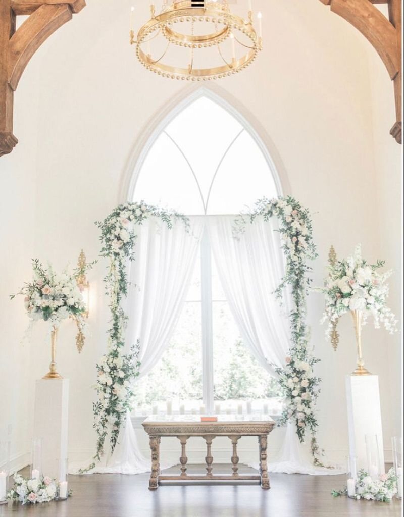 decoração de casamento na igreja com altar com flores e voal