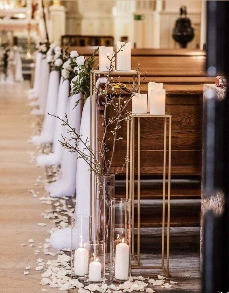 decoração de casamento na igreja com velas no corredor