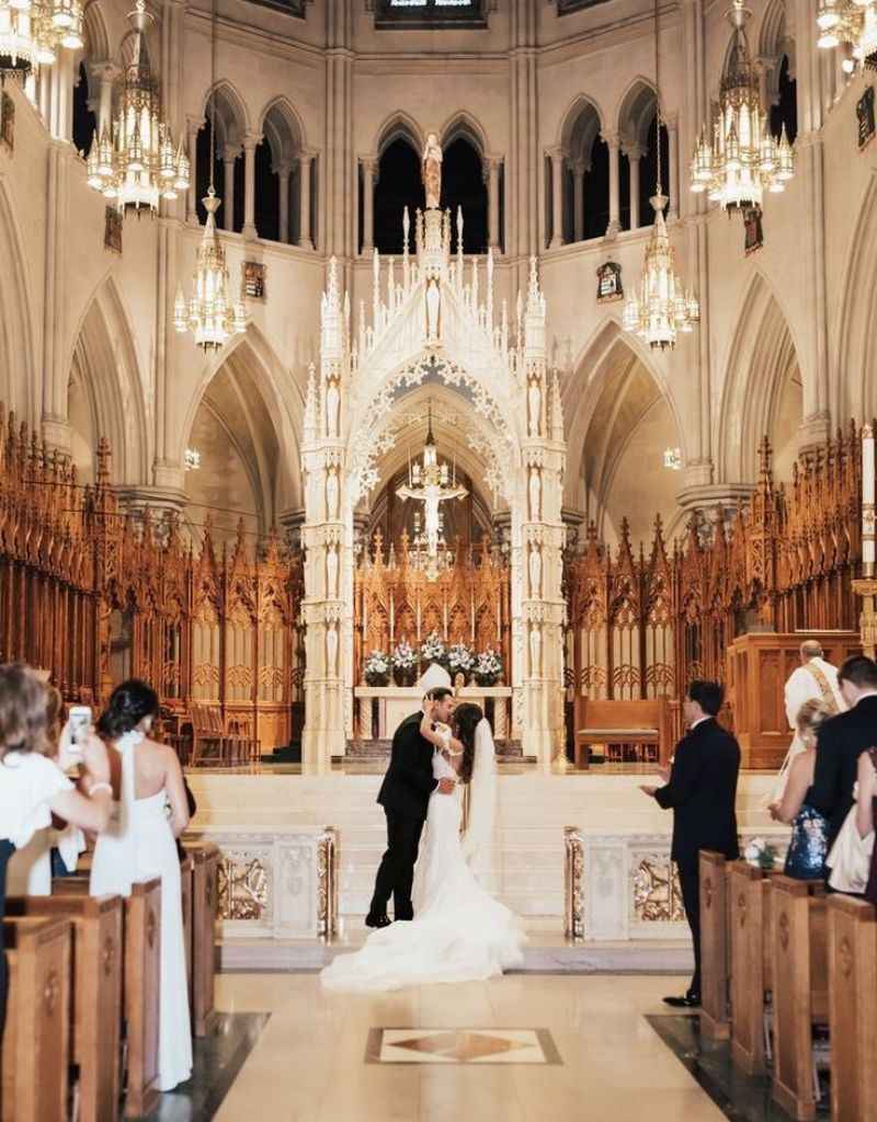 beijo de noivos em casamento na igreja