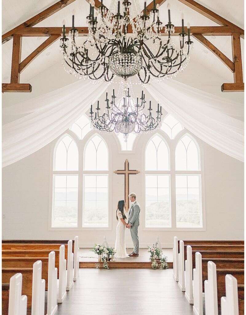 decoração de casamento na igreja minimalista