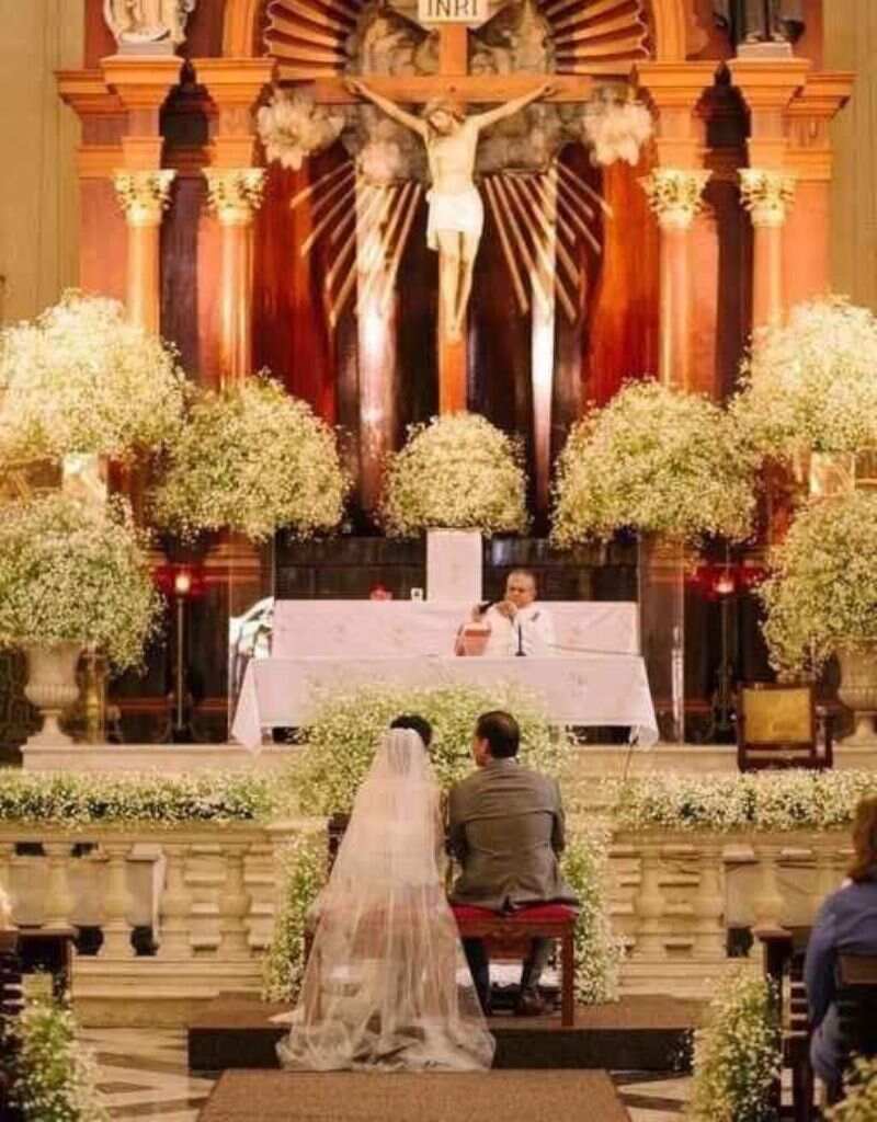 decoração de casamento na igreja com altar com flor de mosquitinho
