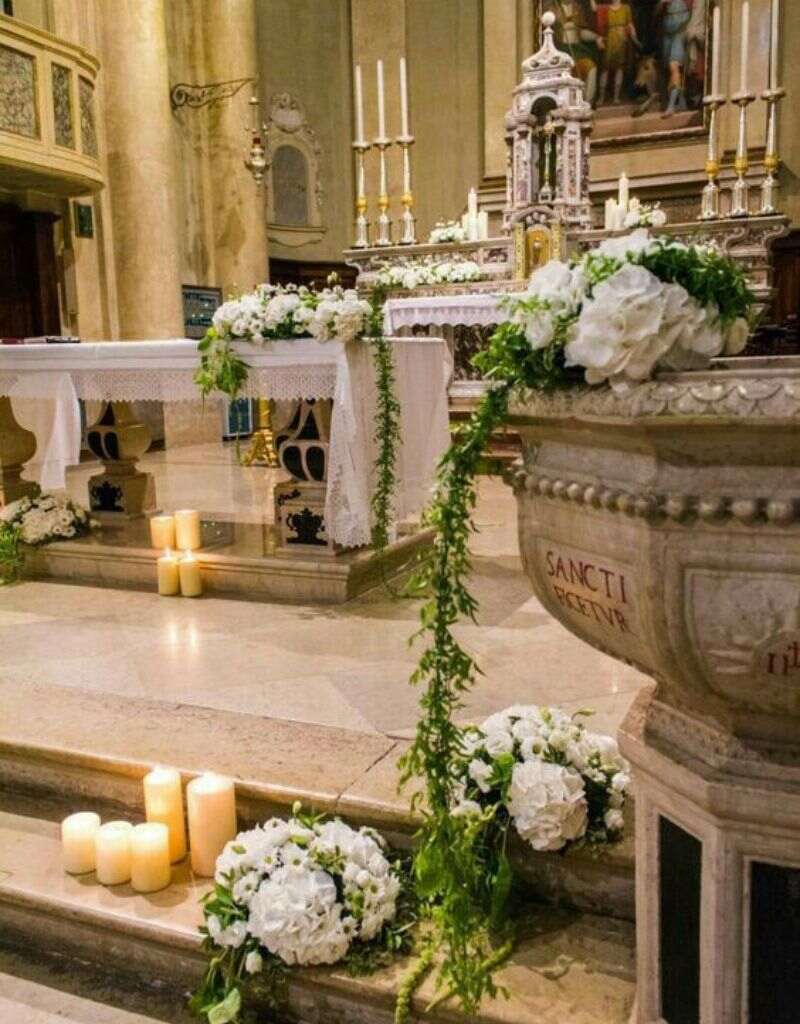 decoração de casamento na igreja com arranjos de flores no altar