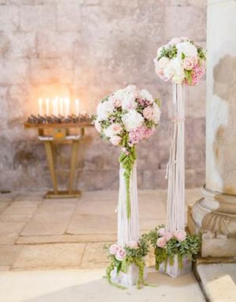 decoração de casamento na igreja rosa e branco com arrnjos de flores