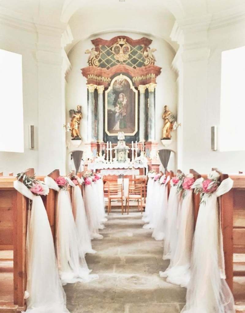 decoração de casamento na igreja rosa e branco com tule no corredor