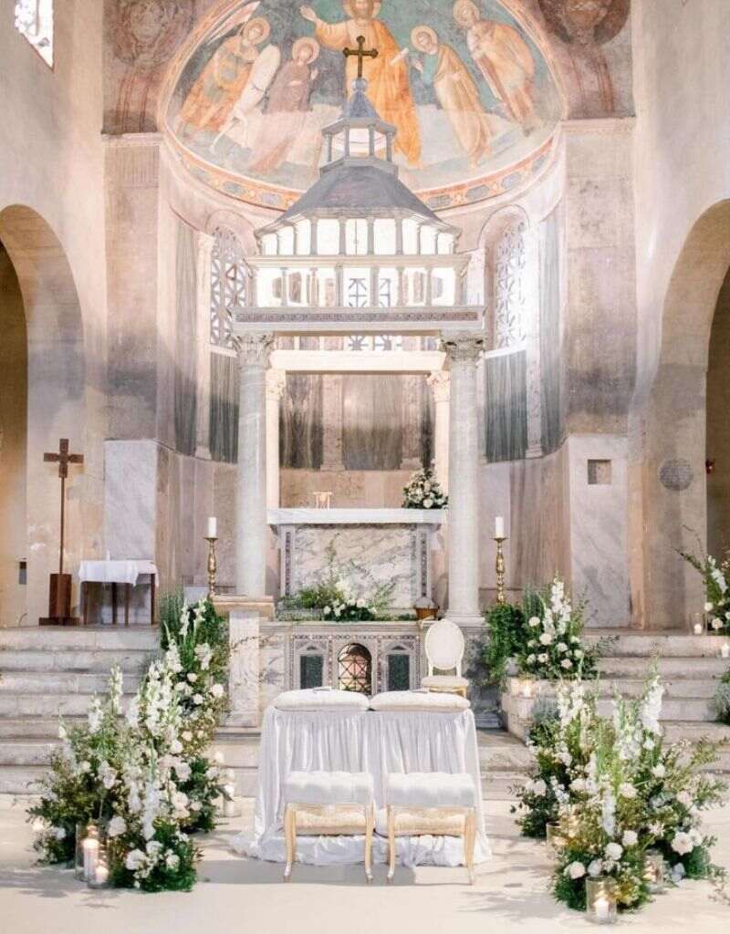 decoração de casamento na igreja verde e branco no altar