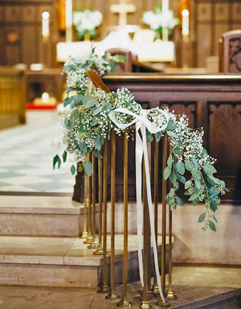 folhas presas a fita de cetim em corredor na igreja