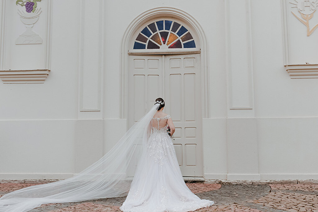 noiva de véu na entrada da igreja para se casar
