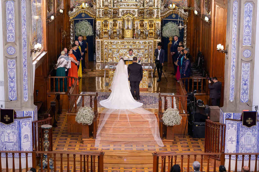 noivos em cerimônia de casamento na igreja