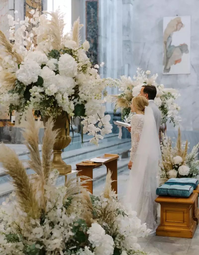 noivos em cerimonia de casamento na igreja com capim dos pampas no altar