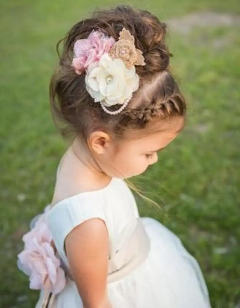 penteado com coque e laço