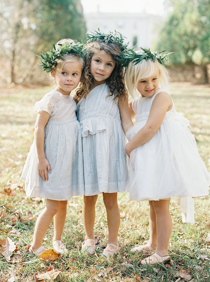 trio de daminhas com coroas de folhas