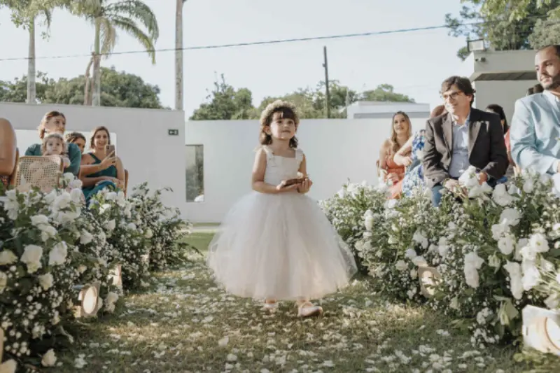 daminha entrando em casamento com penteado com mosquitinho