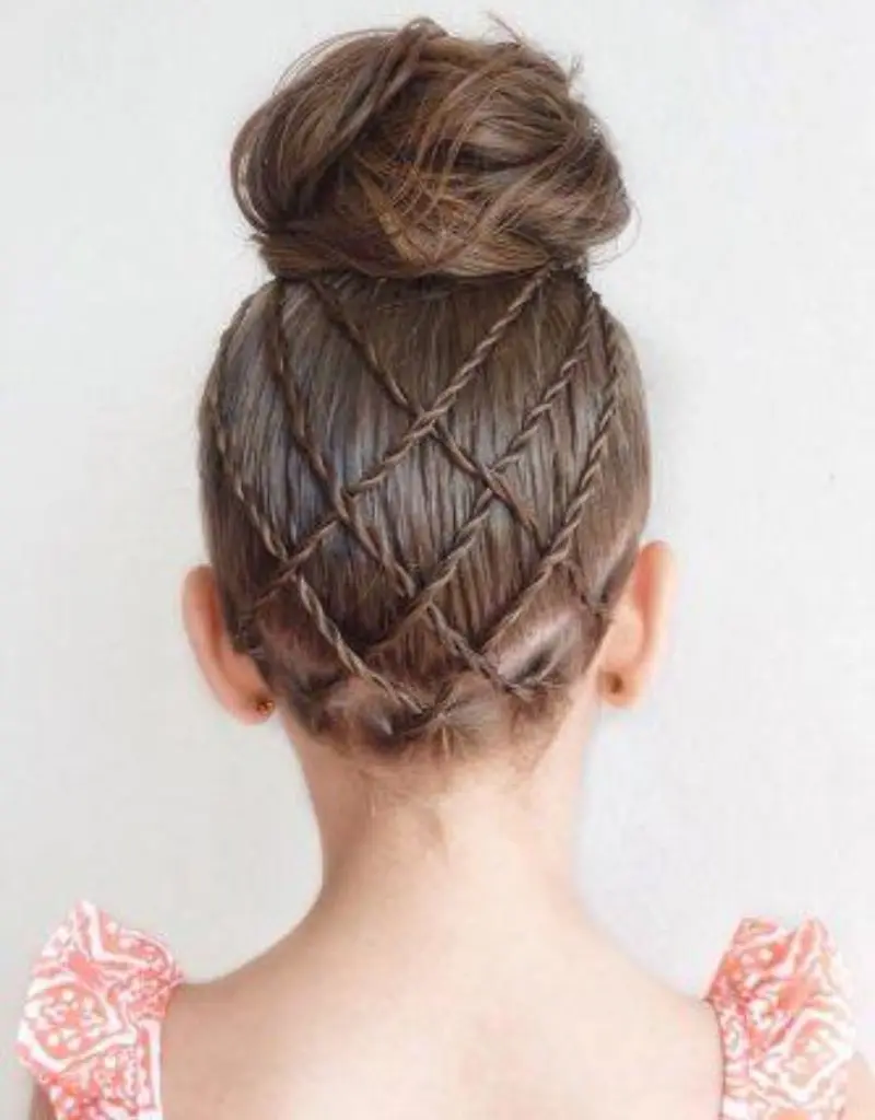 penteado para daminha com coque alto