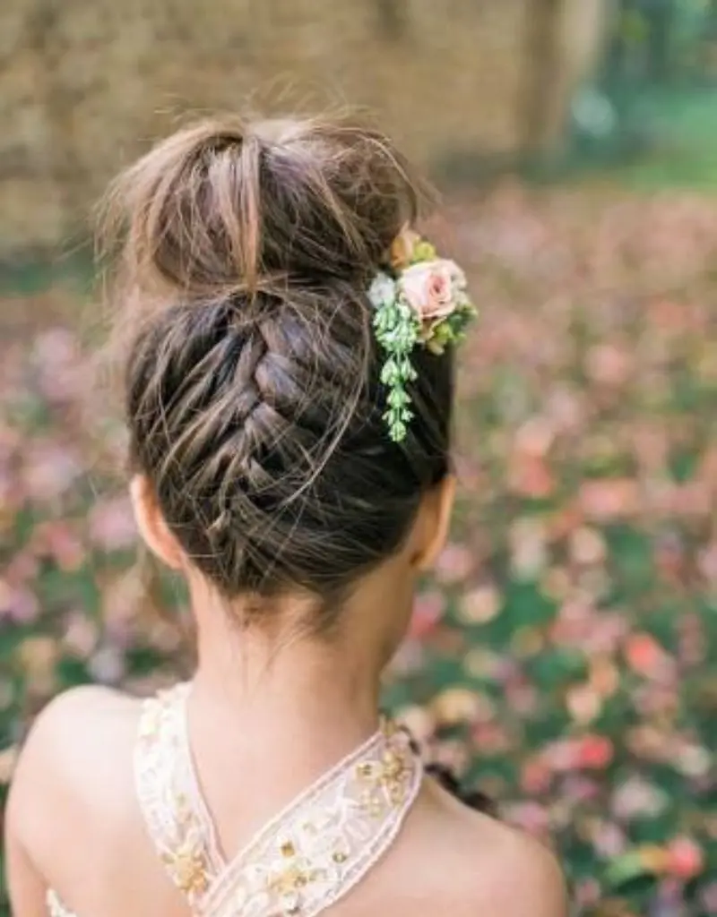 penteado para daminha com coque e trança
