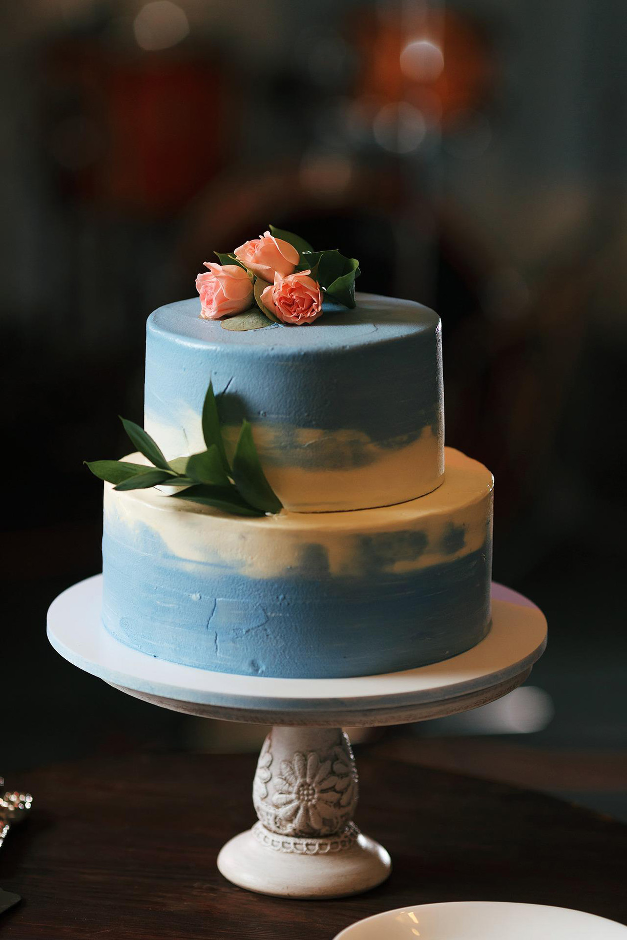 bolo azul e branco com flores
