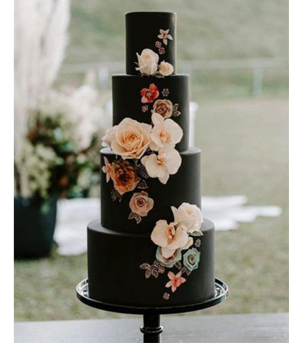 Bolo de casamento preto com flores