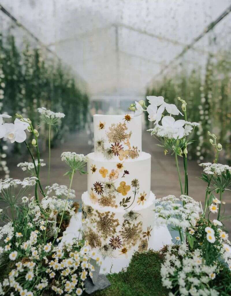 bolo de casamento com flores e vegetais