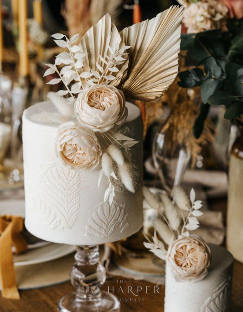 bolo de casamento com folhas secas