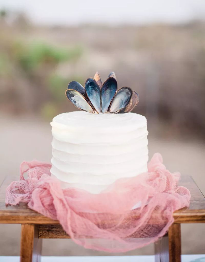 bolo de casamento na praia com conchas