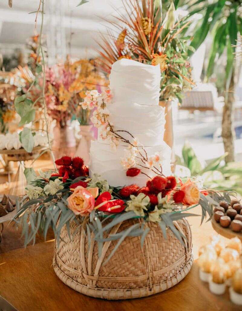 bolo de casamento na praia com flores