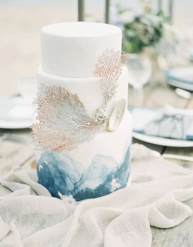 bolo de casamento na praia com azul
