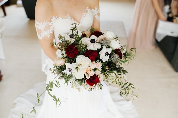 buque de noiva com flores brancas e vermelhas
