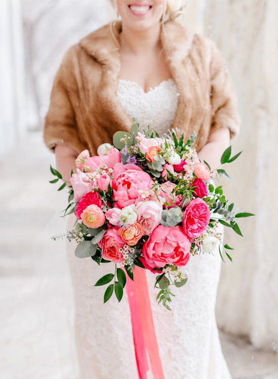 buque de noiva redondo com flores rosas