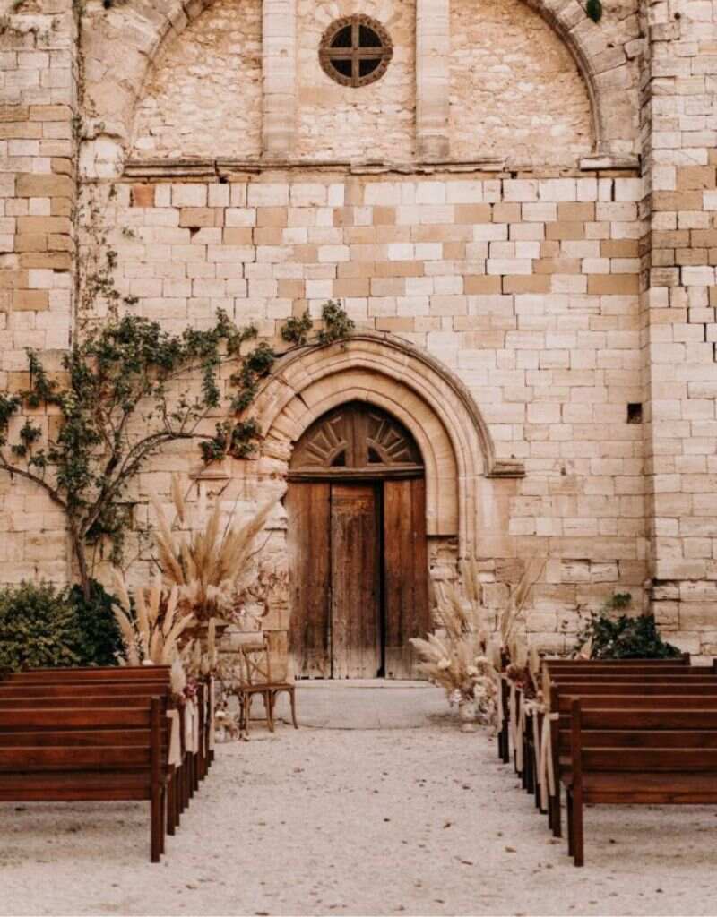 casamento em frente a igreja