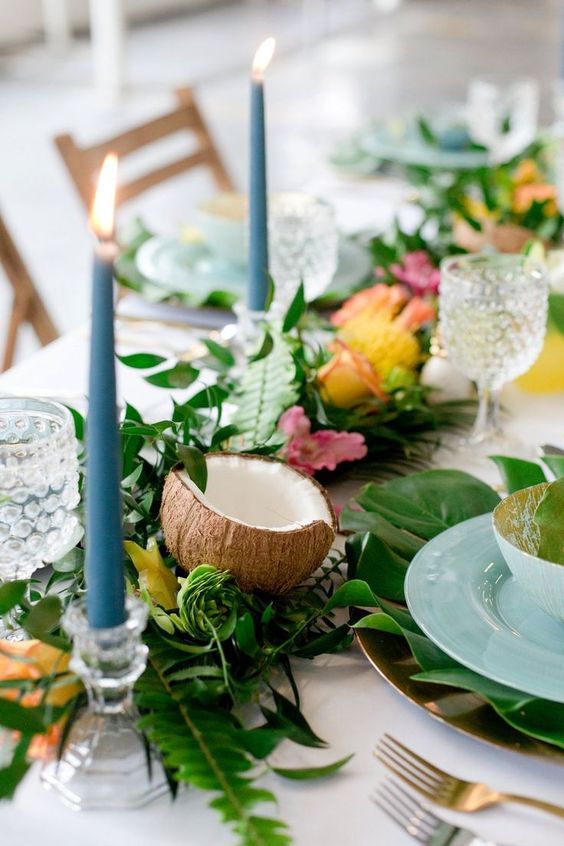 côco, velas e plantas sobre mesa para chá de panela