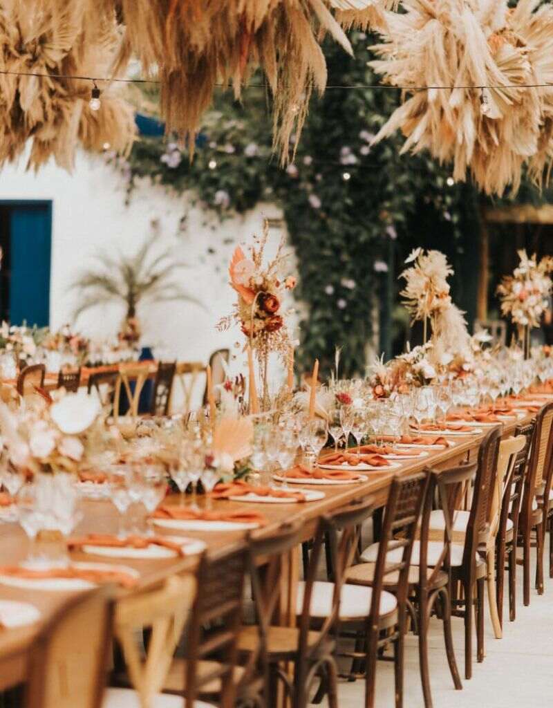 decoração de casamento com folhas secas em mesa