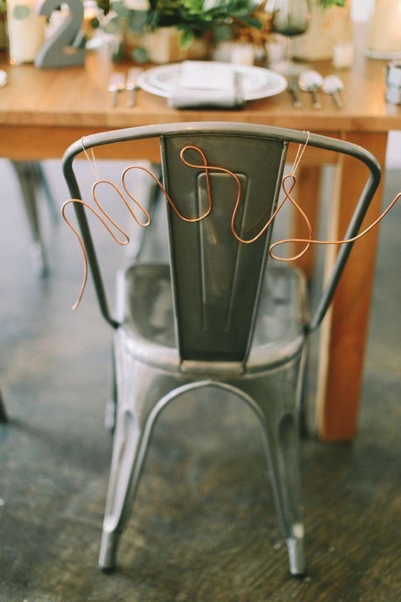 cadeiras cinza com letreiro
