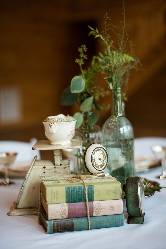 livros e decorações na mesa para decorar um chá de panela