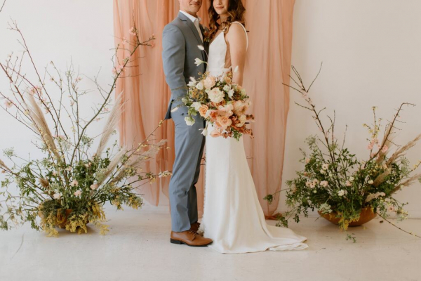 capa post: noivos juntos e noiva segurando buquê com flores naturais