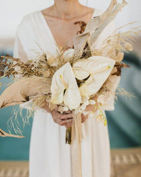 {Tendência} As flores e folhagens queridinhas dos buquês de noiva: flor de algodão, antúrios e costela de Adão