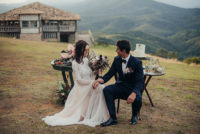 Elopement wedding nada tradicional no pôr do sol de Ouro Preto