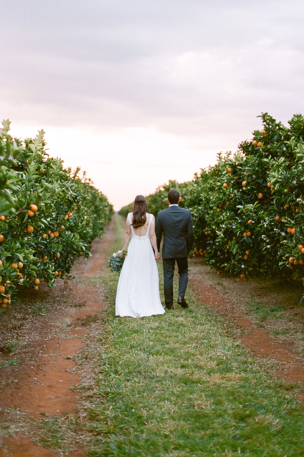 Casamento minimalista e conectado à natureza na fazenda da familia &#8211; Carolina &#038; Felipe
