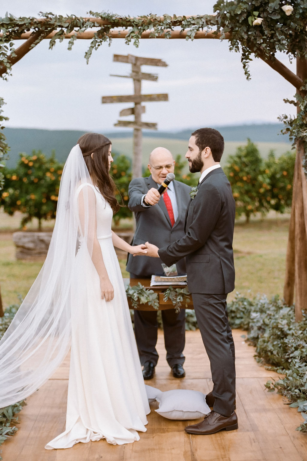 Casamento minimalista e conectado à natureza na fazenda da familia &#8211; Carolina &#038; Felipe