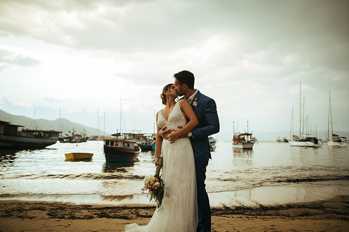 Casamento ao ar livre com barulhinho do mar no Pier 151 em Ilhabela &#8211; Andrea &#038; Thiago