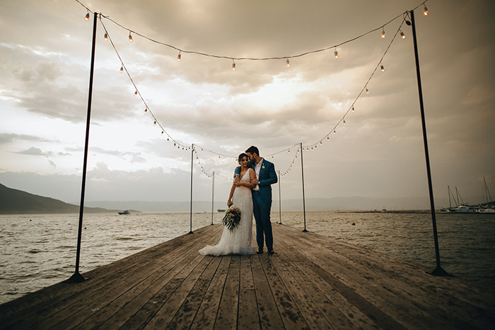 Casamento ao ar livre com barulhinho do mar no Pier 151 em Ilhabela – Andrea & Thiago
