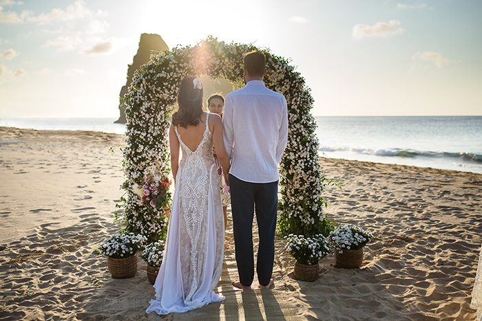 Elopement wedding pé na areia ao pôr do sol em Fernando de Noronha &#8211; Francieli &#038; Thiago
