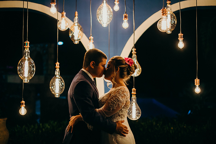 noivos se beijando cem meios as lâmpadas Edison 
