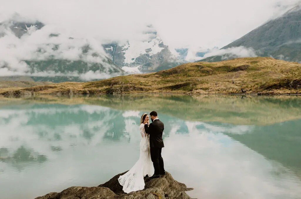 noivos se beijando em frente ao lago