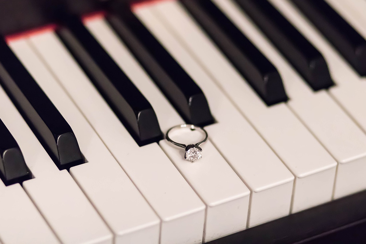 Anel de casamento sobre piano